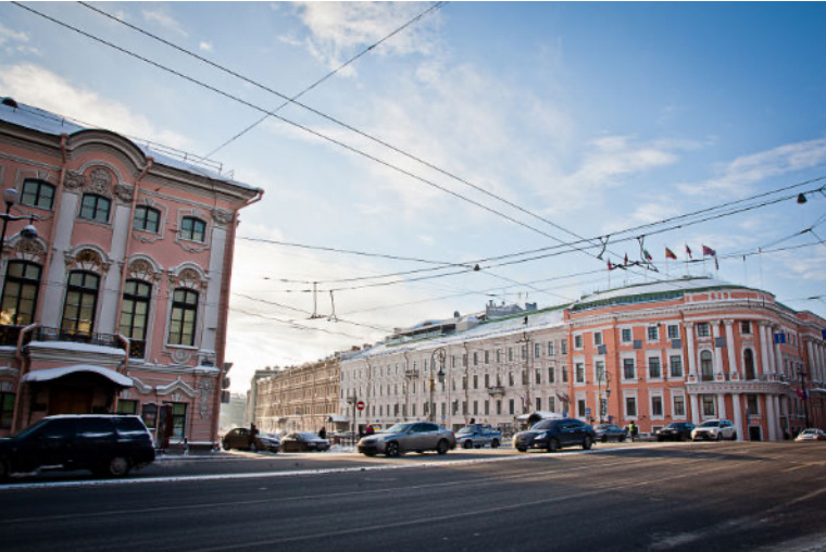 Невский проспект, где живет наш заезжий путешественник.