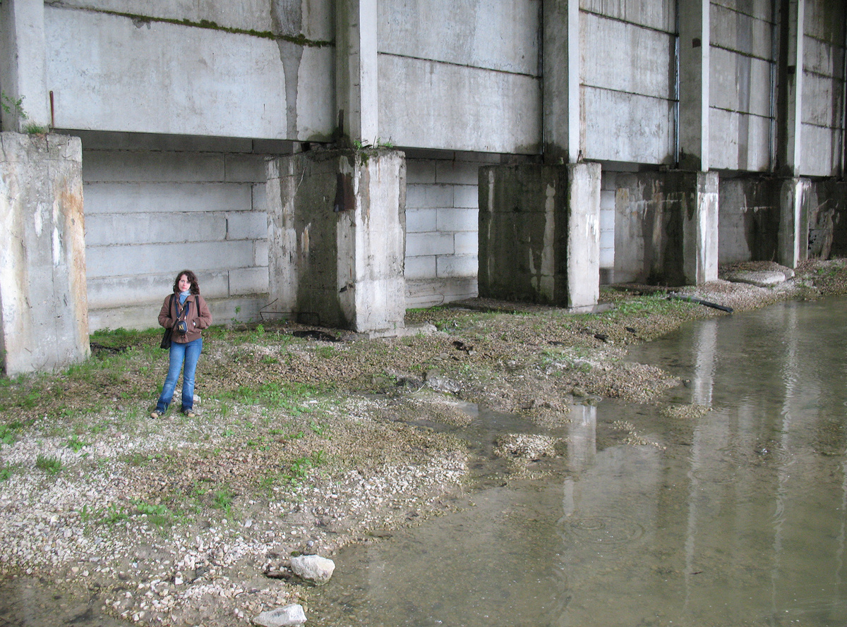 Это я образца 2008 года. На шее —  футляр от Canon Power shot А-630, на плече — здоровенный штатив, не помещающийся ни в один рюкзак. Уж не знаю, почему именно такой выбрала. Другого не нашла что ли? 