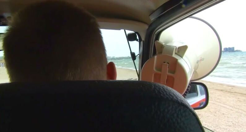 В Анапе на пляже ездят автопатрули с мегафонами