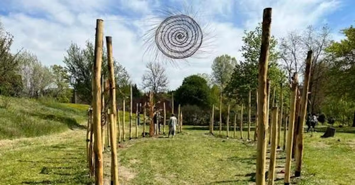 Мемориальный сад, посаженный студентами в. Дж. Масулло