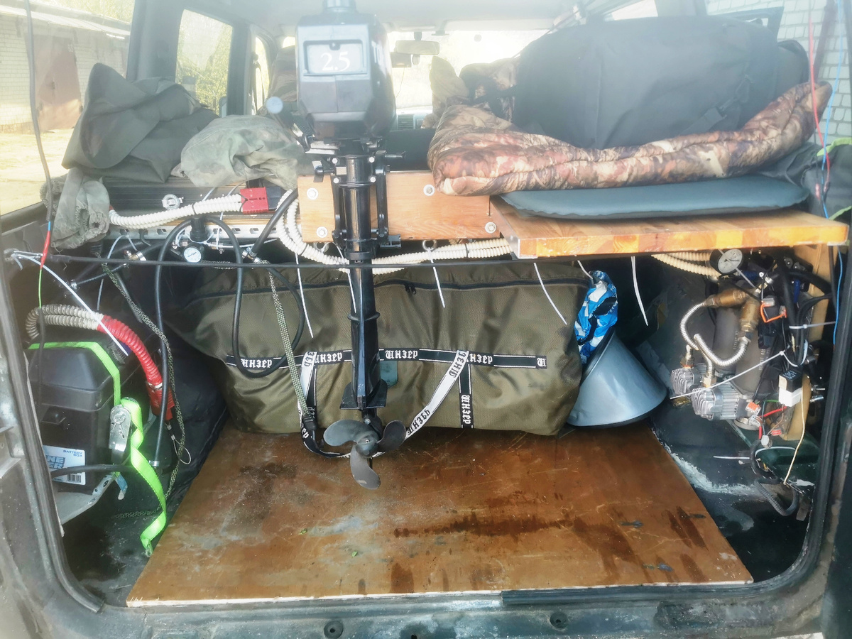 Справа спальная полка- 2м.