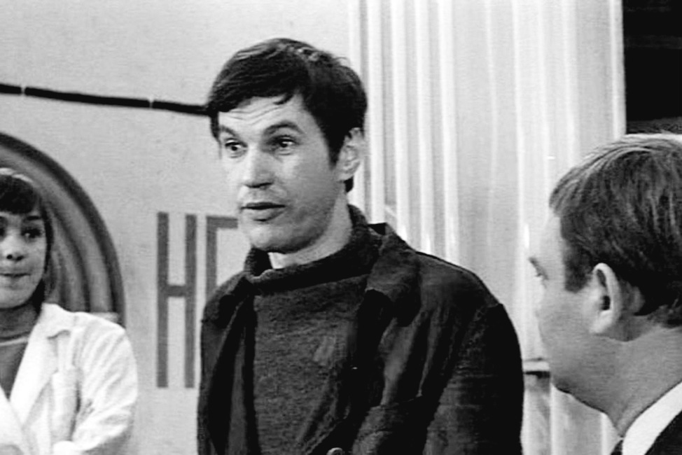                          ГЕОРГИЙ БУРКОВ В КАРТИНЕ "ЗИГЗАГ УДАЧИ"