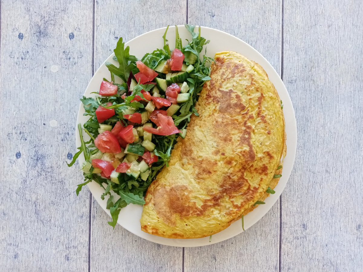 Завтрак. Овсяноблин с индейкой и помидорами и салат. 