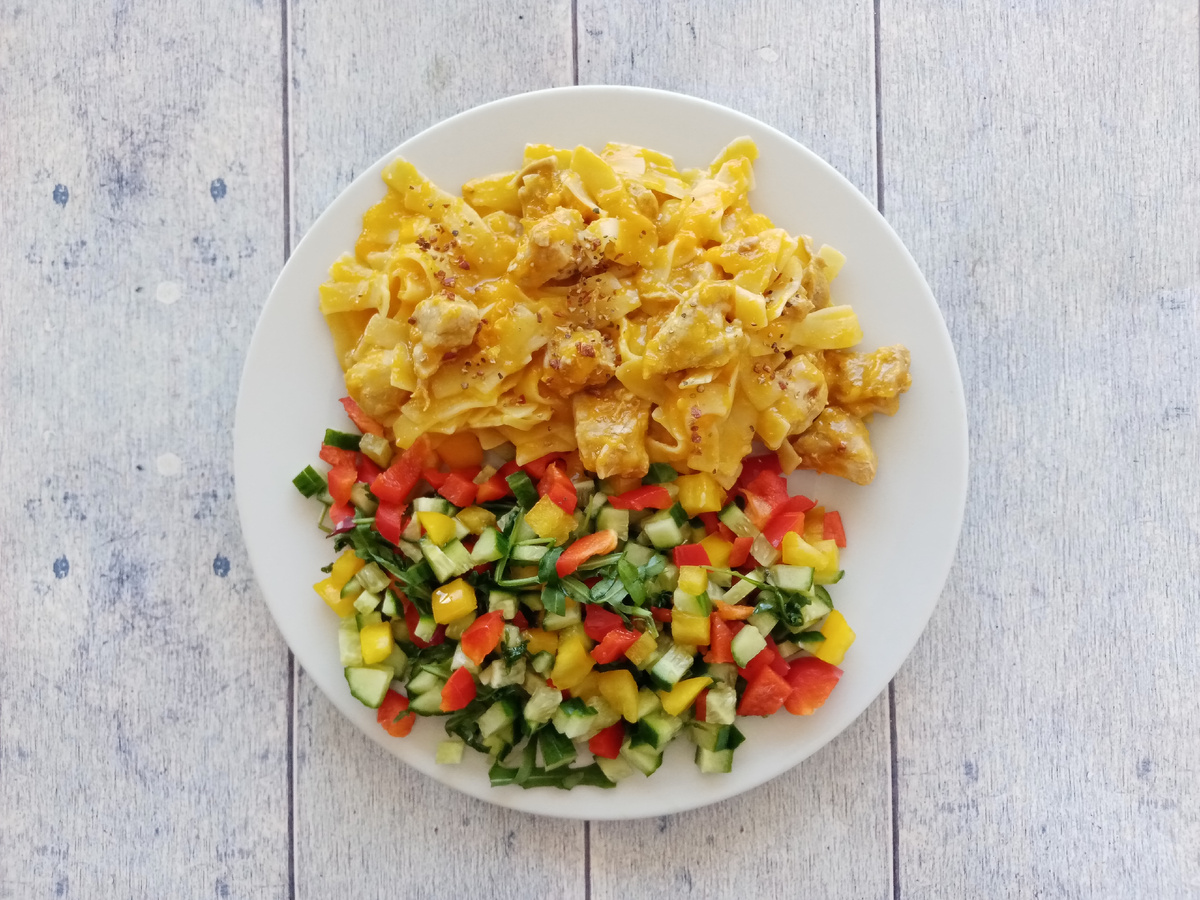 Обед. Макароны с тыквой и индейкой и салат.