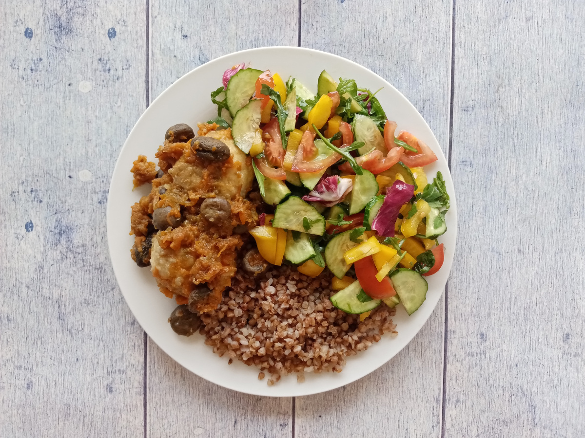 Ужин. Гречка с тефтелями и салат.