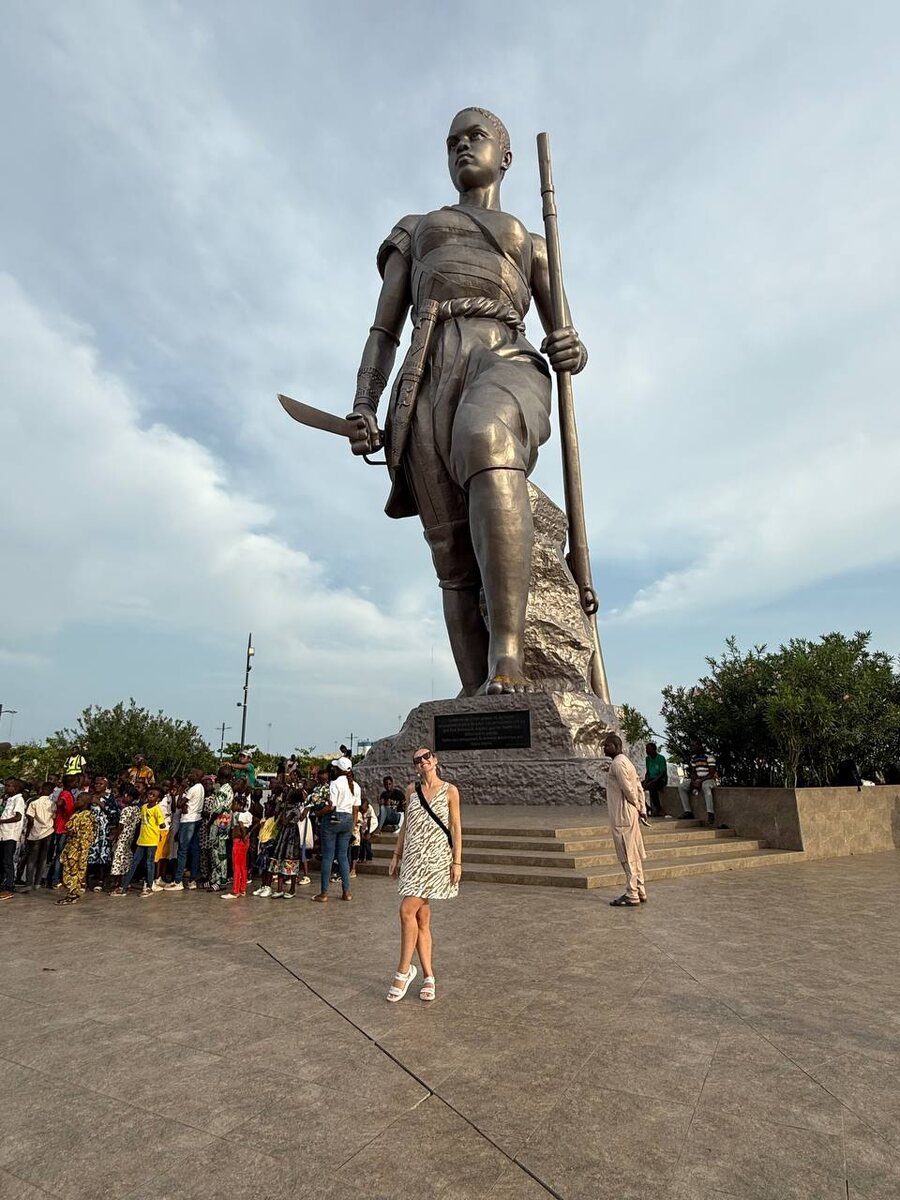 монумент Амазонкам в Котону, Бенин 🇧🇯