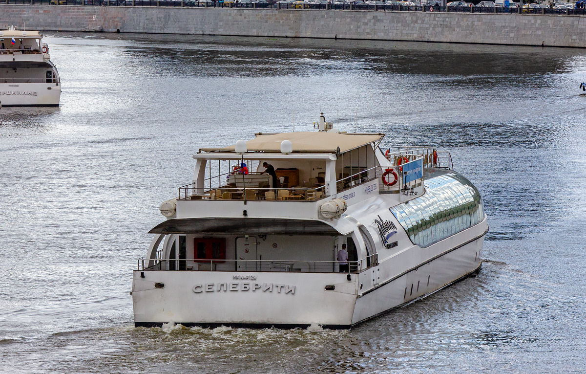 Теплоход-ресторан "Селебрити" на Москве-реке. Виден также аналогичный теплоход "Фердинанд"
