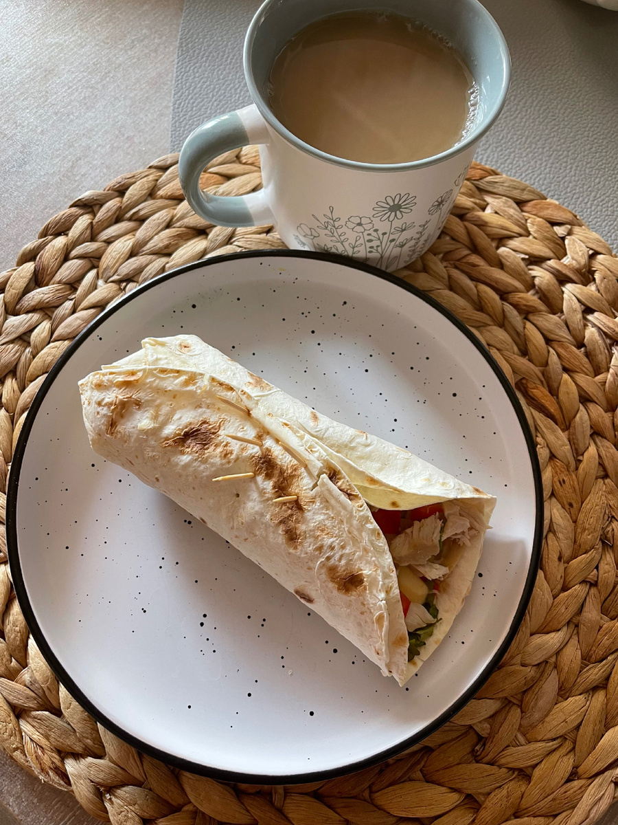 На завтрак шаурма на сухой сковороде, без соусов, готовил мой десятилетий сын, а я лишь взвешивала ингредиенты, которые он добавлял в мою порцию 😊. Фото автора. 