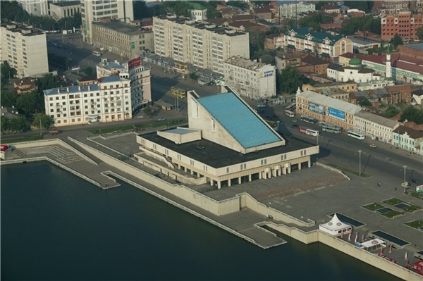 Вид на озеро Кабан и театр им. Г. Камала.  Фото: www.russianlook.com