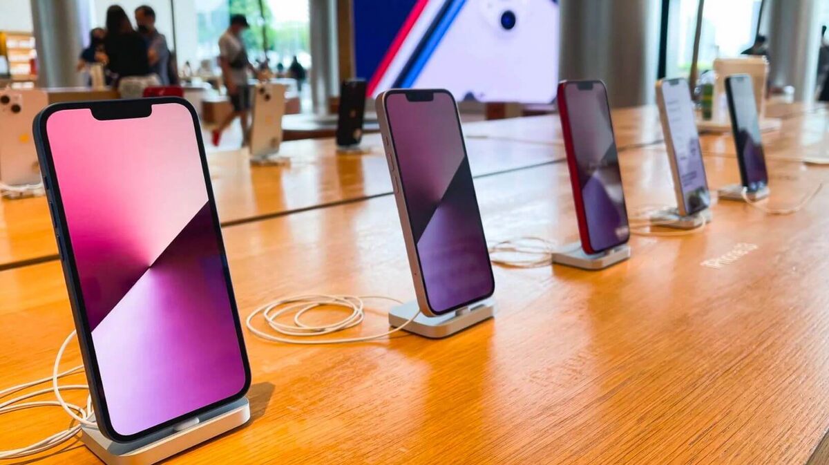    Покупатели идут за iPhone сразу в крупный магазин, но там точно придется переплатить. Фото: tomsguide.com