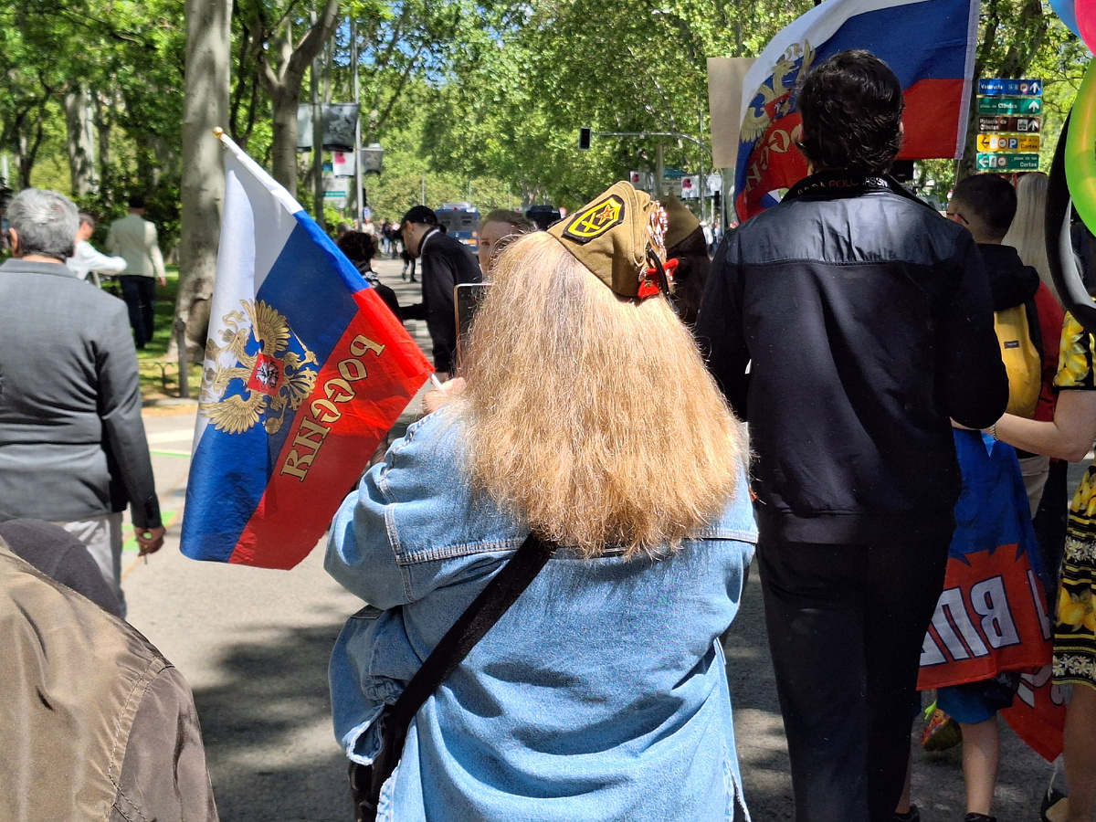 Зоя в пилотке, которую "забрала у румын" несет флаг