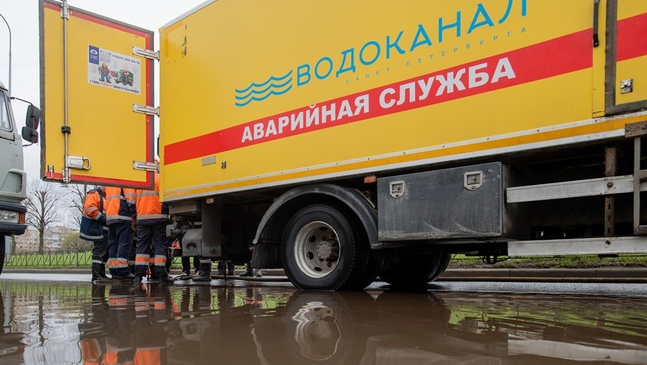    Последствия прорыва трубопровода в Петербурге и специалисты "Водоканала" у служебной машины, архивное фото для иллюстрации. Автор фото: Сергей Ермохин / "Деловой Петербург"