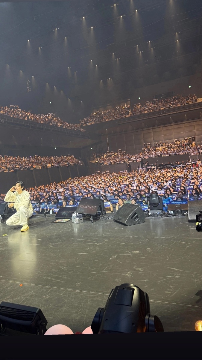 Актер Ли Минхо фотографируется с залом. 5 мая 2025 года. Токио