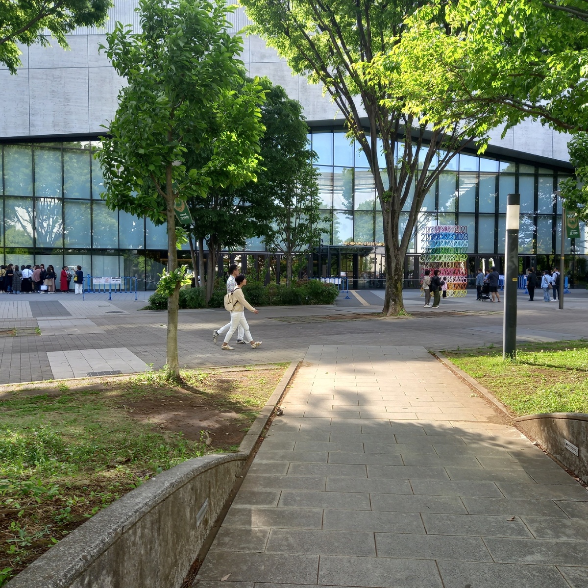 Tachikawa Stage Garden. 5 мая 2025 года. За несколько часов до мероприятия. Слева собираются фанаты. Фото автора статьи