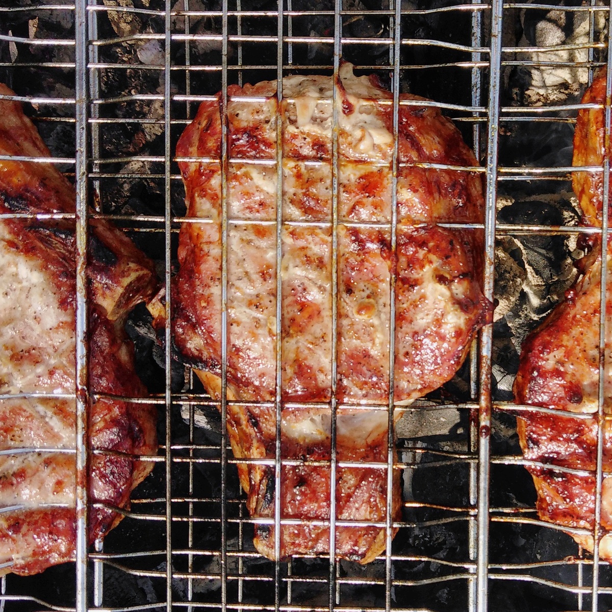 Стейк из свиной корейки запеченный на углях.