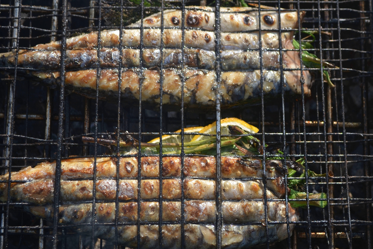 Скумбрия с лимоном и зеленью запеченная на углях.