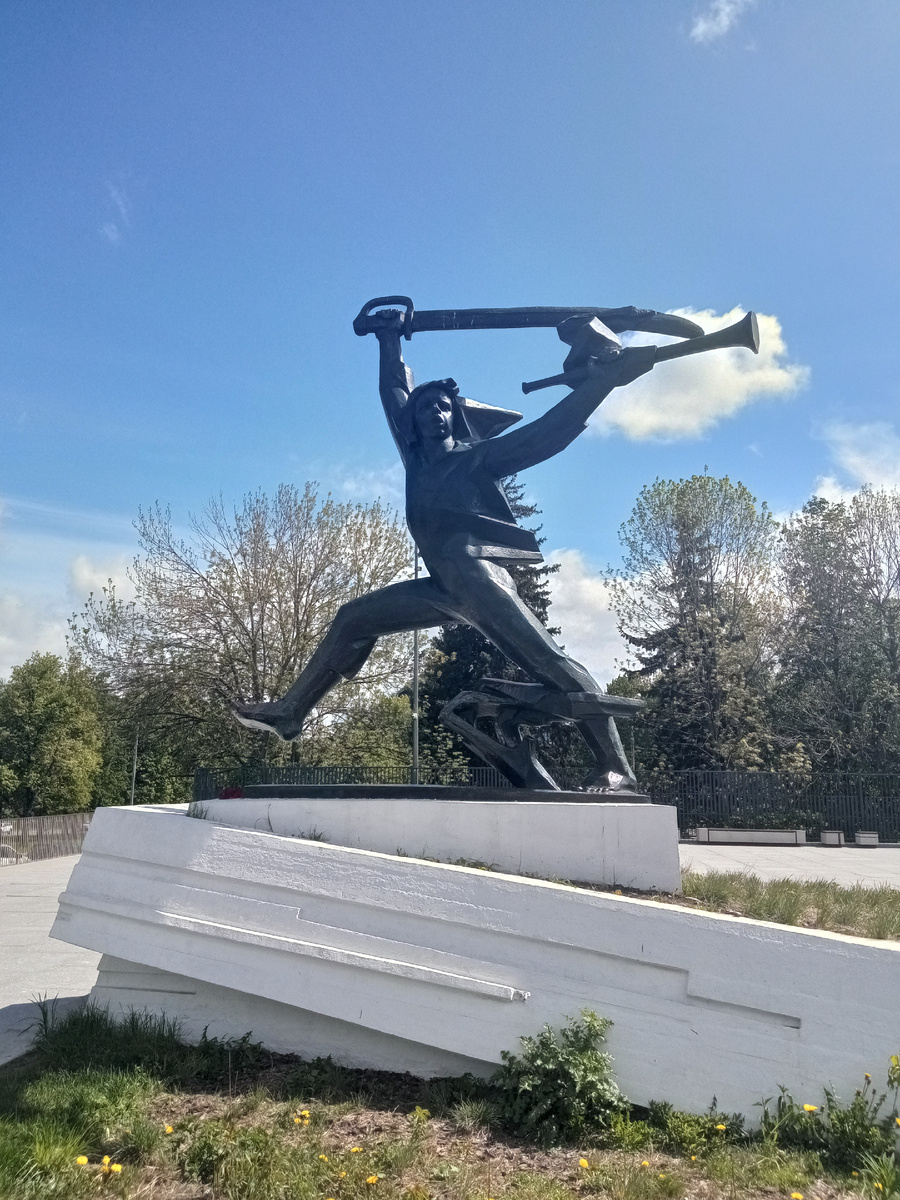 Объект культурного наследия регионального значения. "Мальчиш-Кибальчиш" - скульптура, 1972 г. Скульптор В.К. Фролов, архитектор В.С. Кубасов