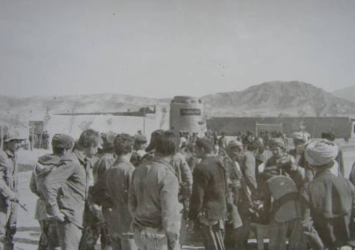 Советские пограничники и местное ополчение г. Рустак. ДРА, 1982 год