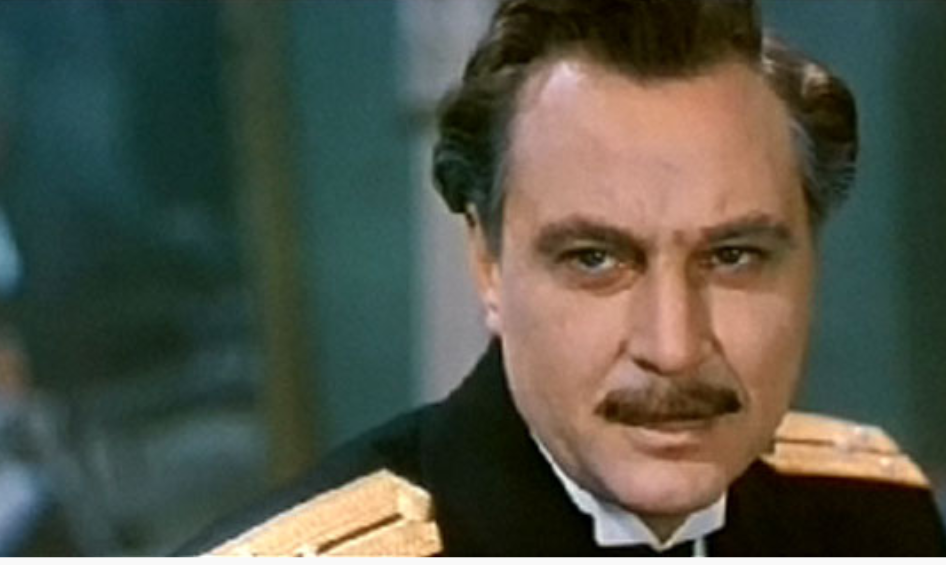 Кадр из фильма. Евгений Матвеев в роли Василия Гулявина (но здесь он в образе лейтенанта царского флота)