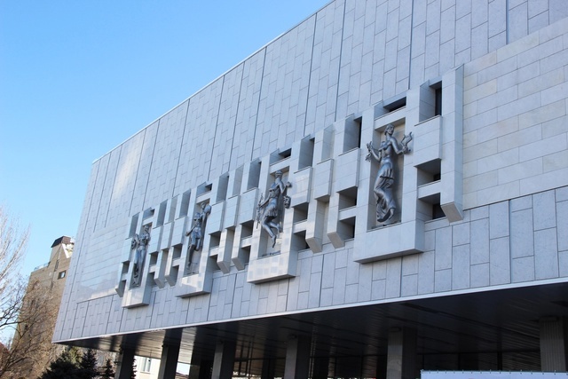 Фасад Ростовского государственного музыкального театра облицован белым керамогранитом под мрамор Charme Extra Carrara 60x120 с натуральной поверхностью. Это практичный и долговечный и красивый отделочный материал. Он не потеряет свои эстетические характеристики долгие годы, так как не выгорает на солнце, обладает морозостойкостью и не деформируется от перепадов температур и осадков.