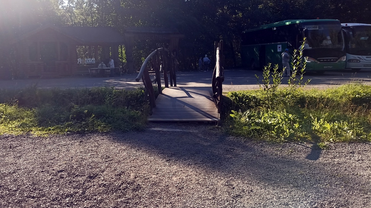 Стоянка у входа на водопад Кивач