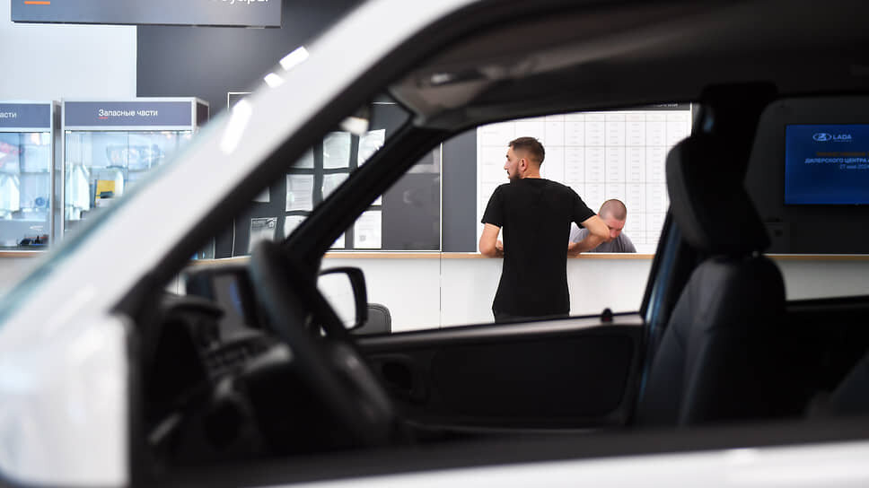 В Татарстане продажи новых автомобилей снизились на 30%.📷Фото: Александр Коряков / Коммерсантъ
