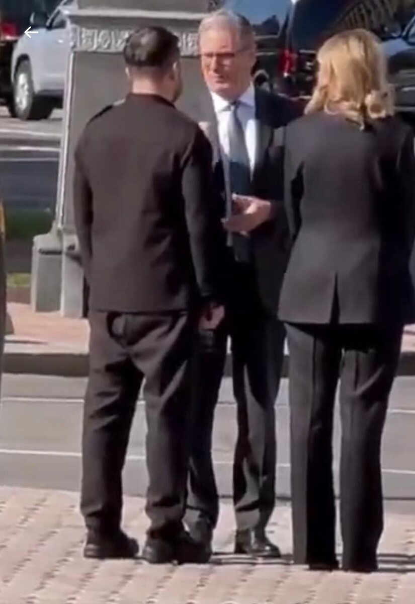 Просрочка-Зе так торопился на встречу, что даже брюки надел задом наперёд. Или так и задумано?