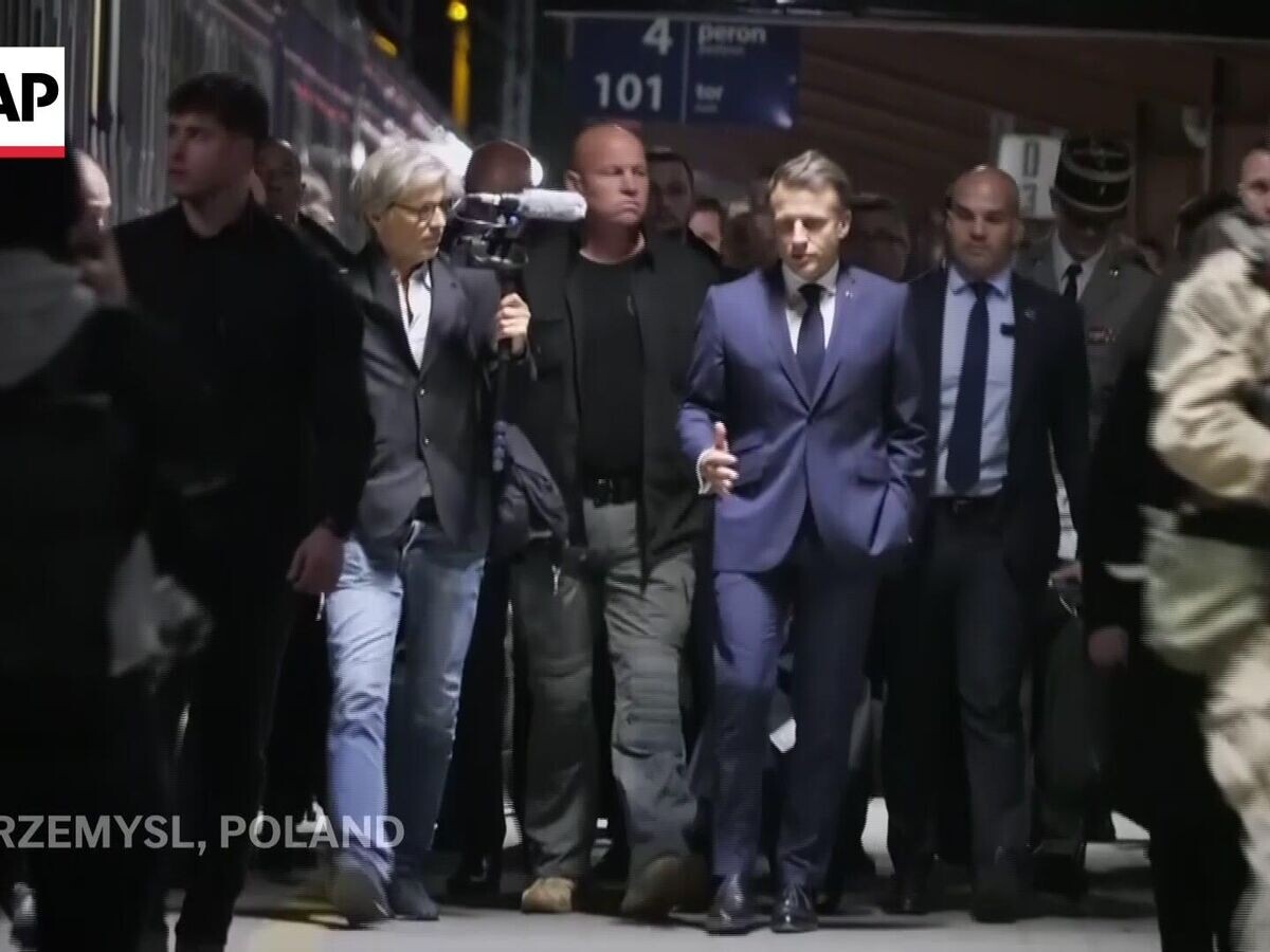    Макрон в купе во время поездки в Киев© Associated Press