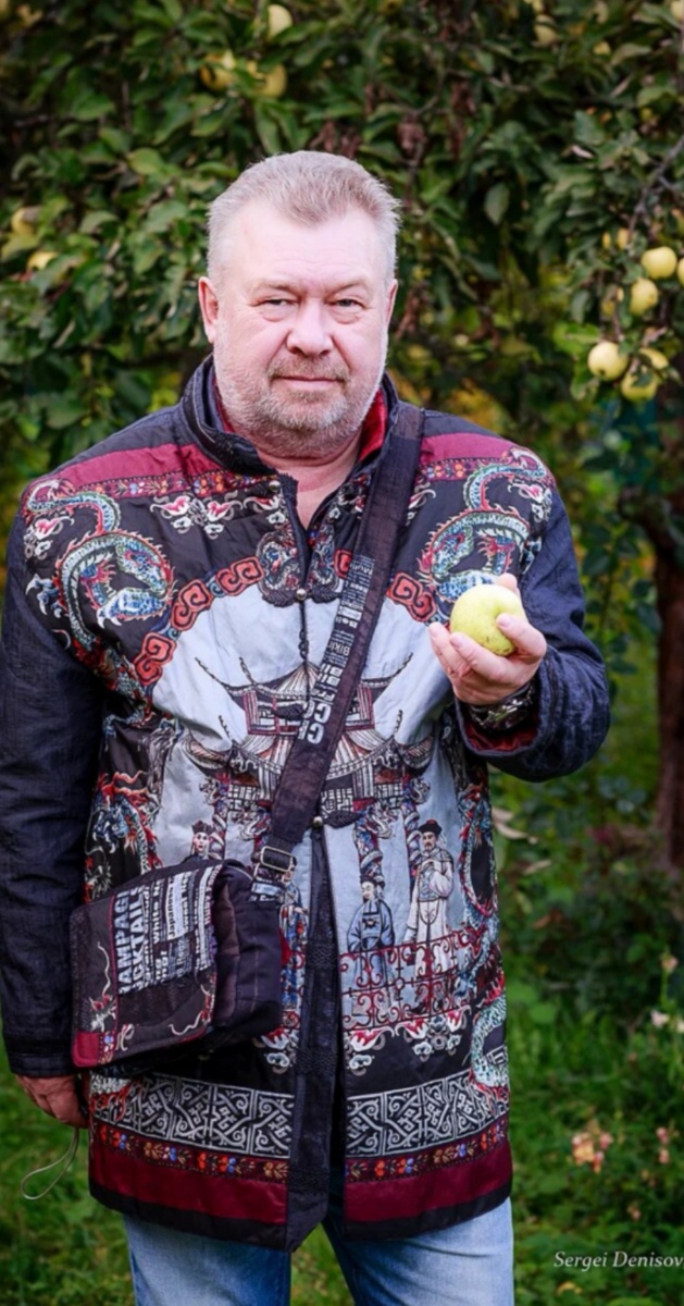 Вот такой  удобный пиджак я сшила из тончайшего шёлка Дольче и Габбана , коллекции 2016 года. Сергей Анатольевич Денисов, московский архитектор- этот костюм практически не снимал. Такой удобный и необычный. Два в одном: а это очень важно!