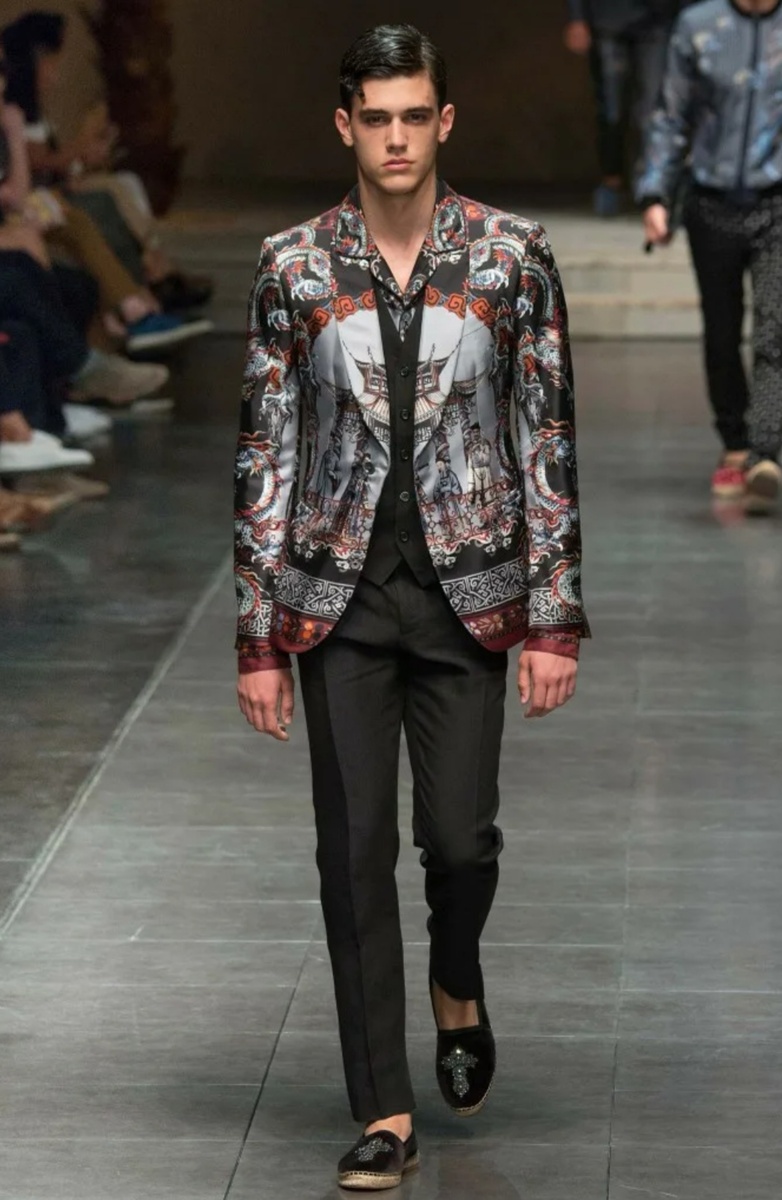 Этот пиджак  мужской коллекции сшит из атласа, более и более плотной ткани. В магазине был только шёлк. И я сделала из шёлка, путём грамотной технологии, сохраняющей удобство и отличный внешний вид.