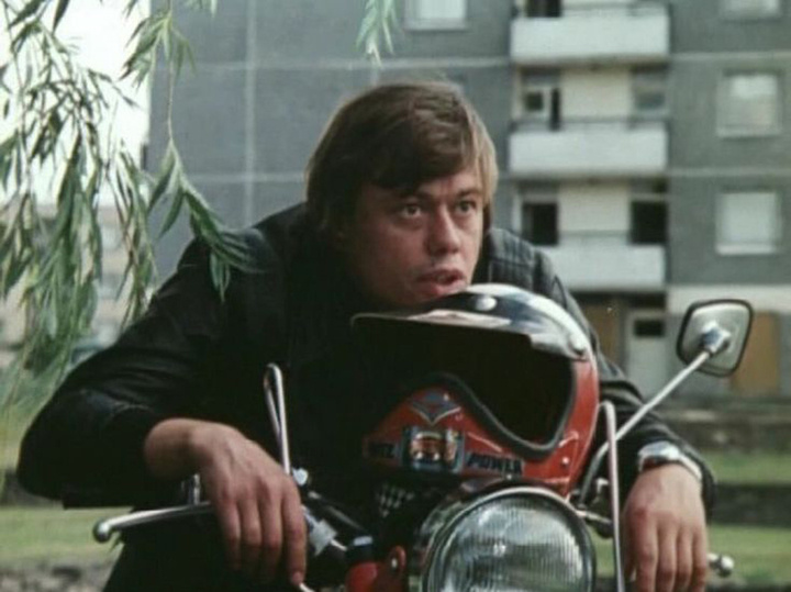     Вольный байкер-гангстер Урри перемещается между двумя мирами, не замечая границ.Фото: Одесская киностудия