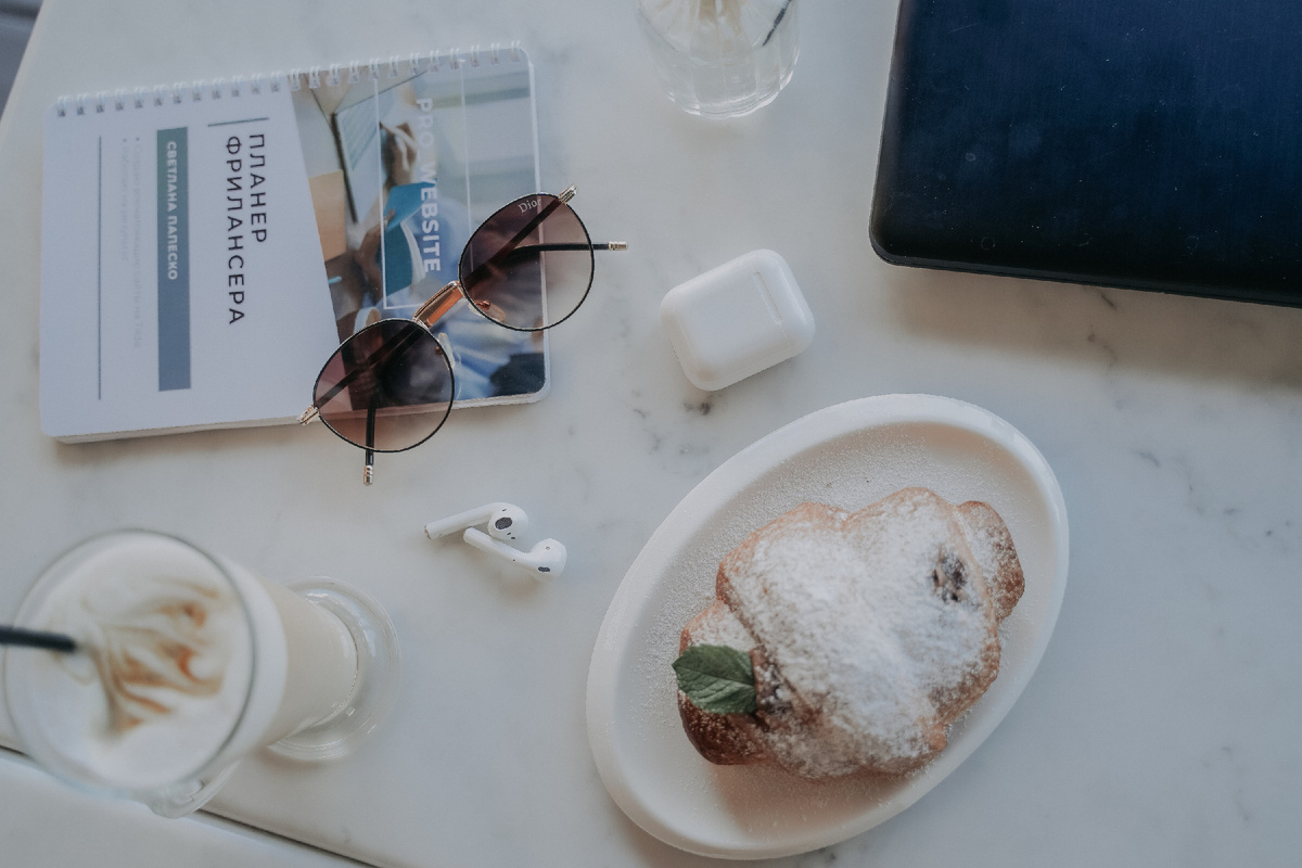 Раньше я всё откладывала — на понедельник, на следующий месяц, на "потом".
А потом пришла книга «12 недель в году» — и я поняла: ждать больше не хочу.
Делюсь, как новый подход помог мне вернуться в фокус, навести порядок в голове и реально продвигаться к целям. Без выгорания. Без чувства вины.