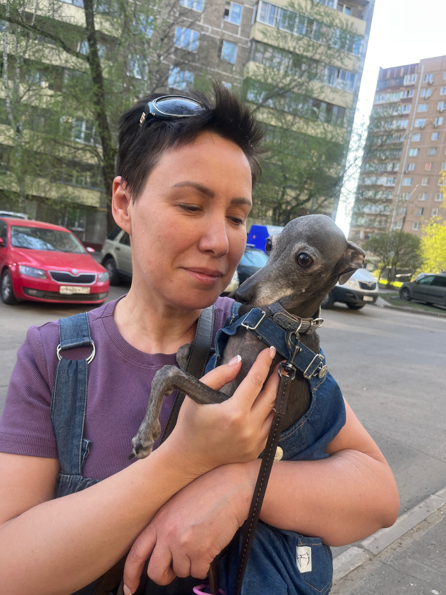 Моя подруга Лена любит не только мою собачку Моне, но и меня. Когда друг думает над подарком, тогда подарки бесценны. Моне-это тоже от части дело рук Лены. 