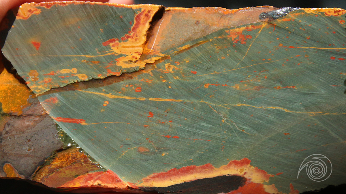 Спил башкирской яшмы, который натолкнул меня на поиски.