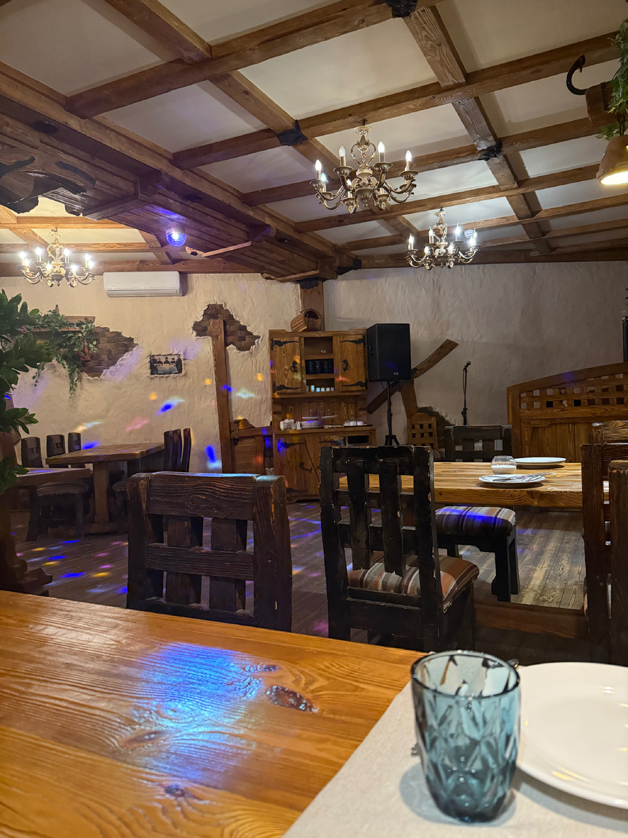 Пустой зал вечером в праздничный день. 