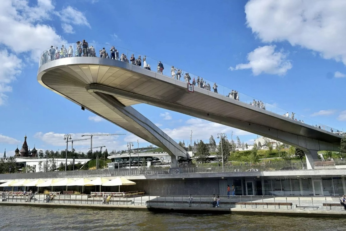 Парящий мост в Зарядье — не просто смотровая площадка, а точка, где город открывает тебе свою душу.