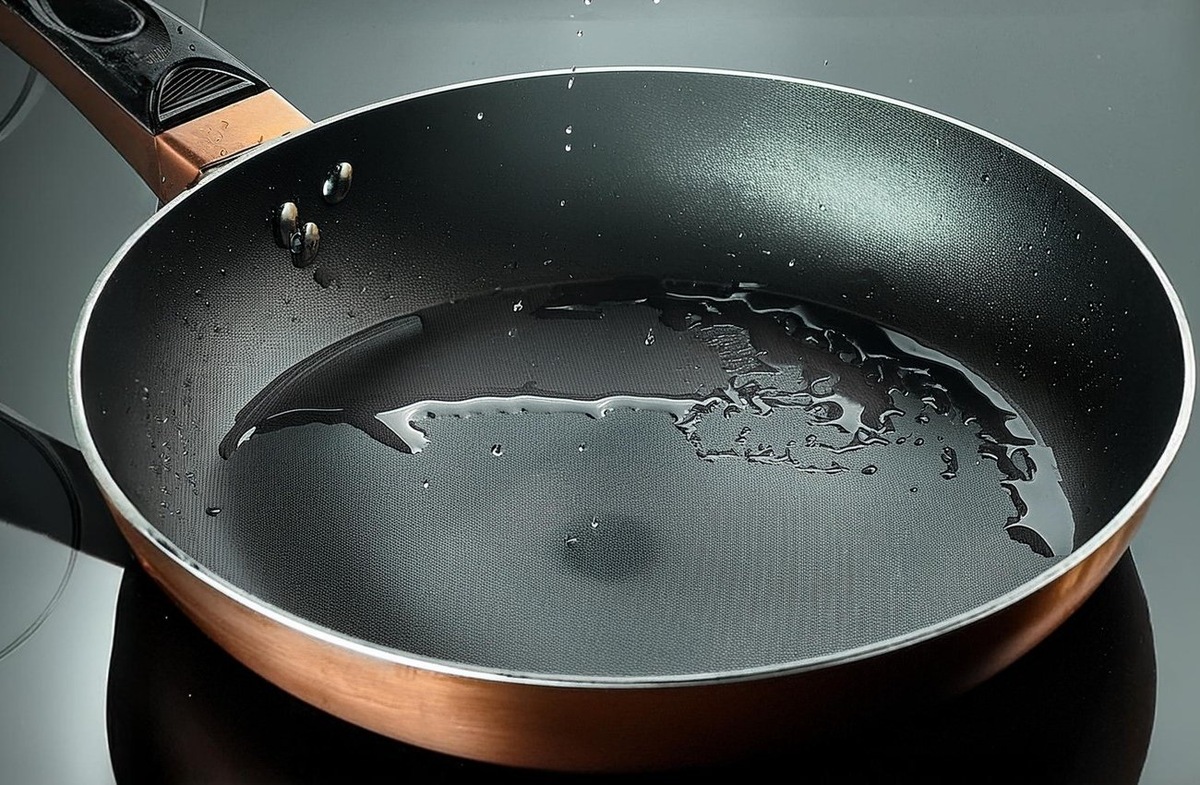 Как опытные хозяйки быстро очищают сковороду от жира: эффективные домашние методы  / Фото: Pogovorim.by