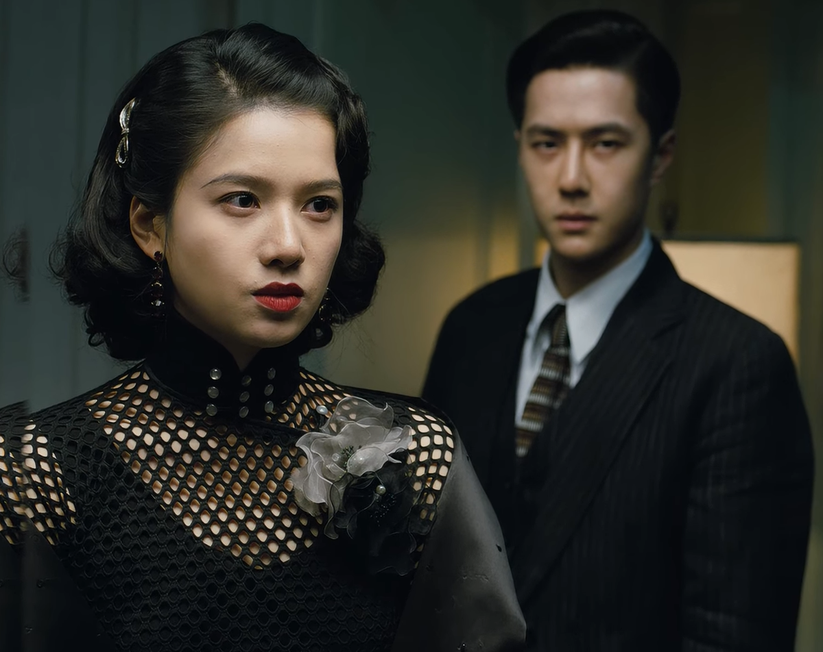 Ван Ибо и актриса Чжан Цзинъи (скриншот с экрана)