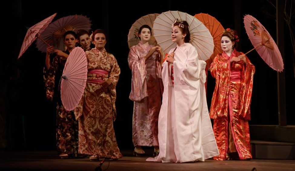 Певица Синтия Тоскано . Из открытых источников.Оперная певица не будет выглядеть пятнадцатилетней девушкой, с этим надо смириться.