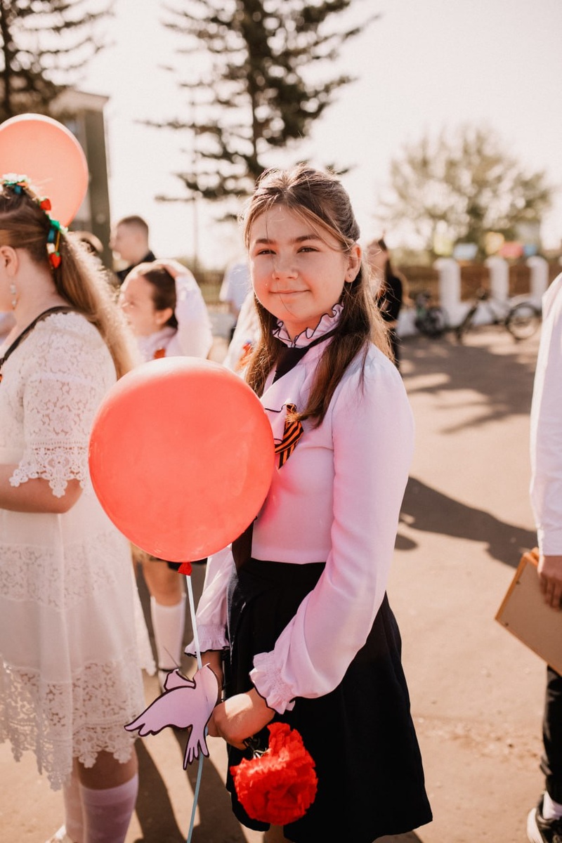 Наша школьница с шариком и гвоздикой 