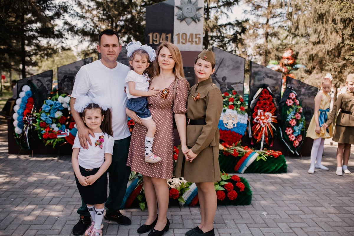 У памятника в с. Гальбштадт