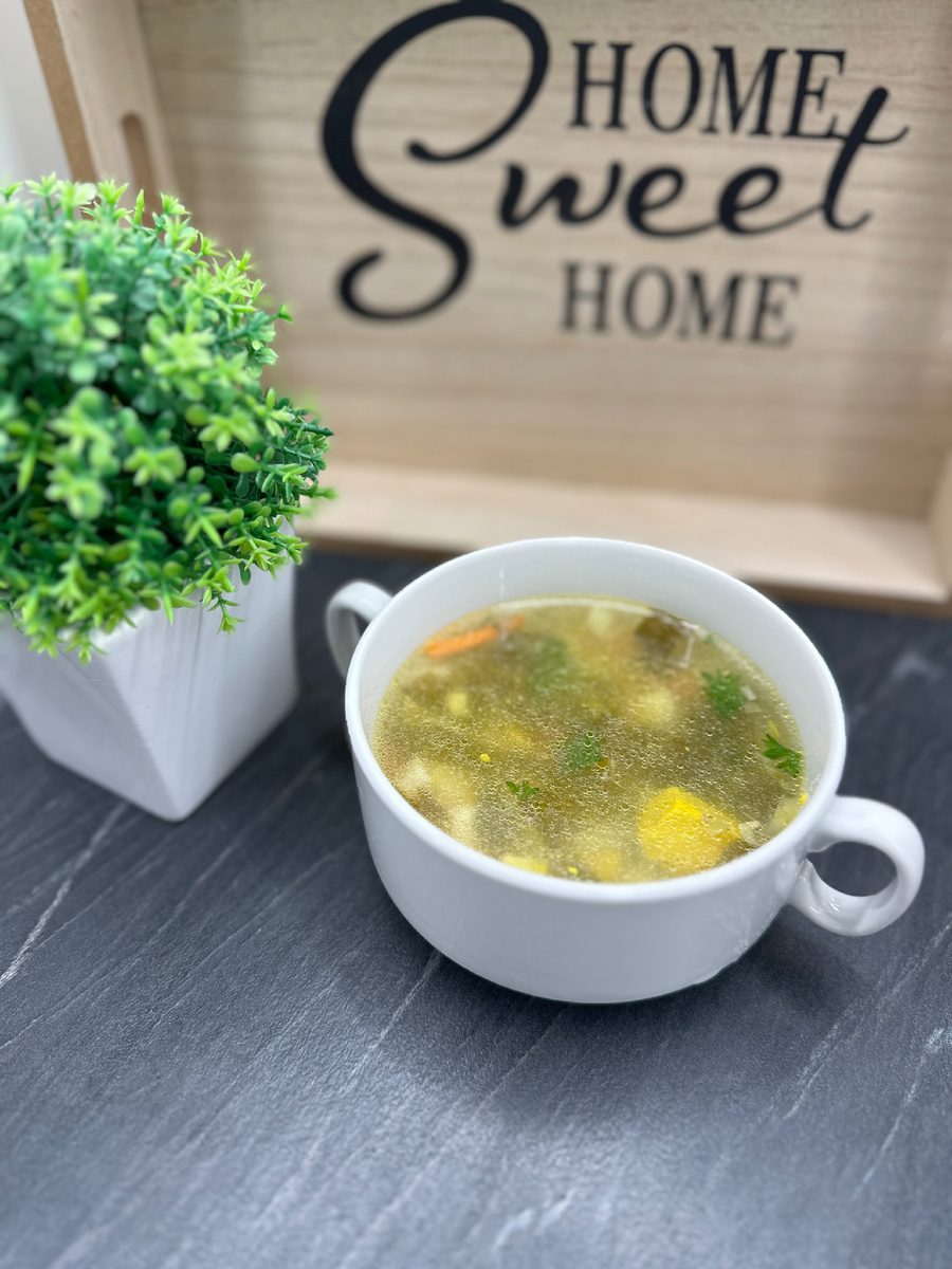 Щавелевый суп на курином бульоне с яйцом.