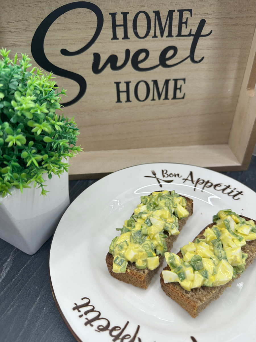 Бутерброды с зеленым луком и куриным яйцом, сметаной. 