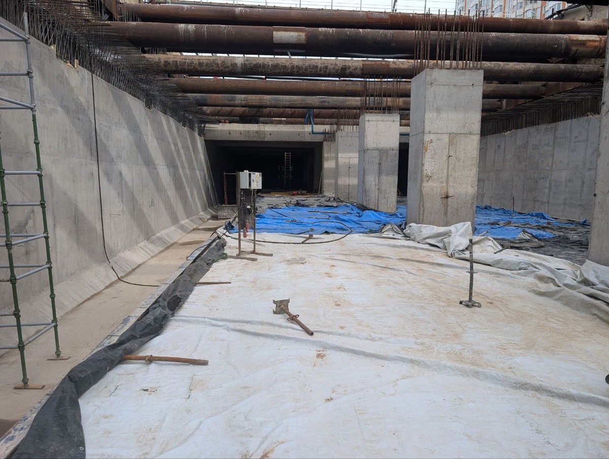 📷 1.1: Ведётся устройство основных конструкций станции – платформы и колонн.