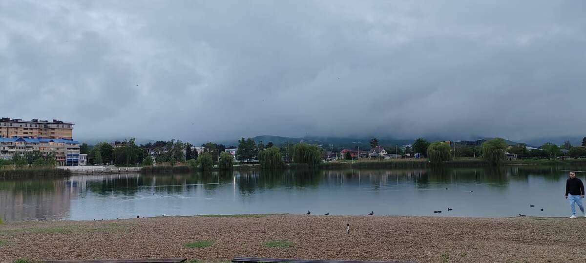 Вид из парка на озеро