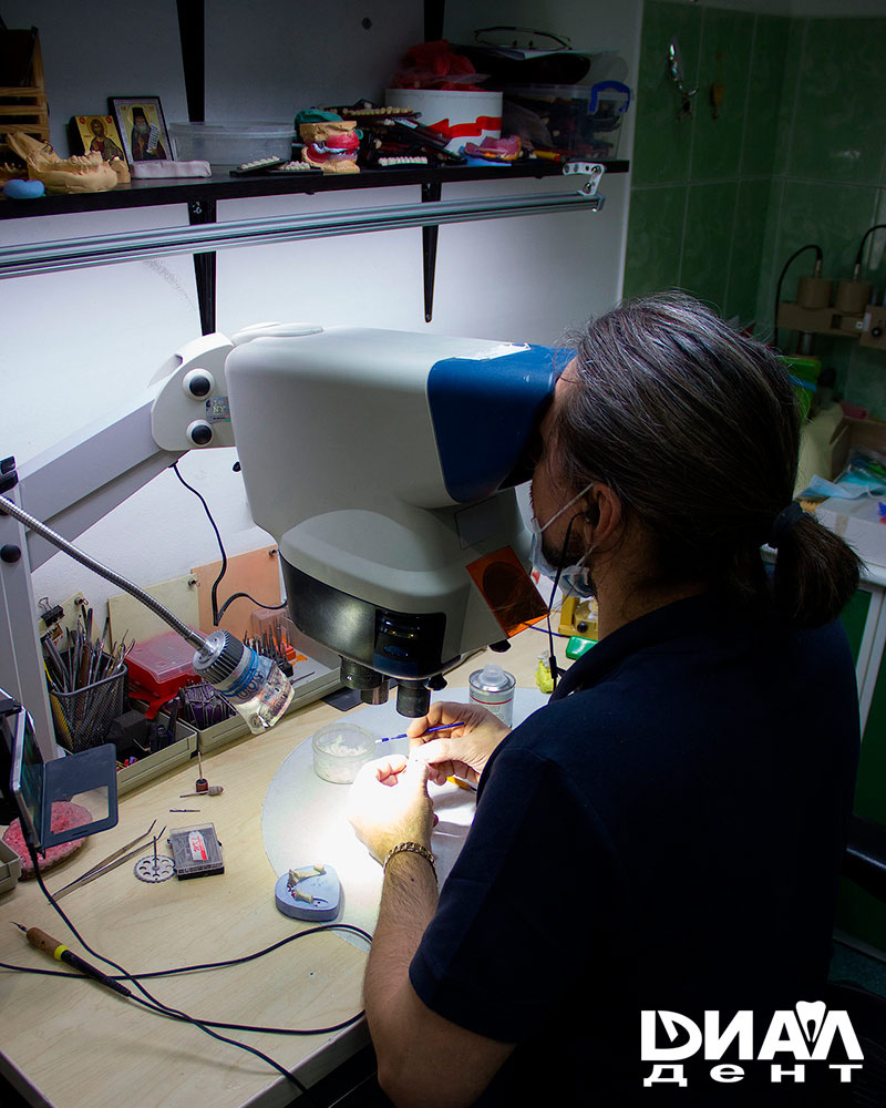 зубной техзник Е.Н. Головин за работой