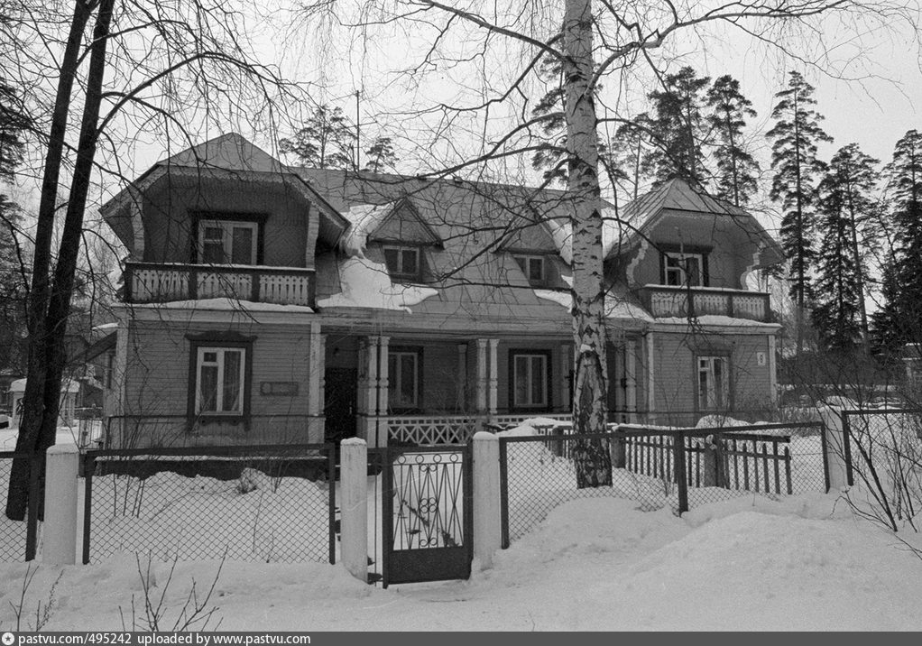 Дом, где жил Сахаров. Листайте вправо - еще фотографии с советского периода жизни Сарова