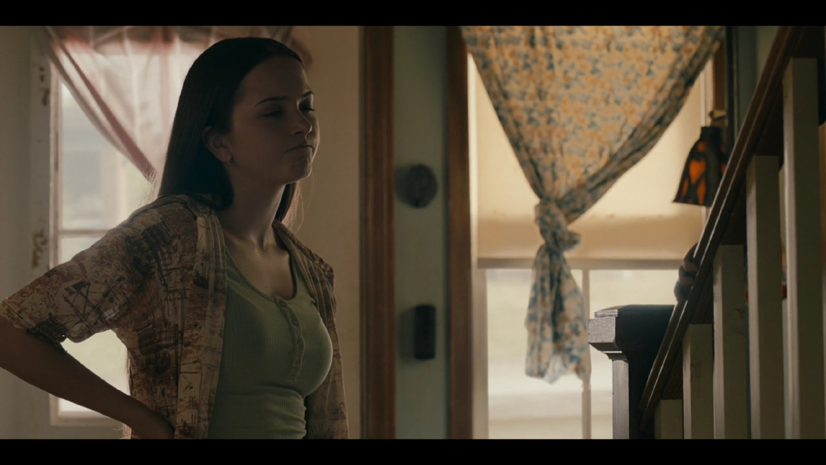 К середине сезона даже Юлька устала: не корчит гримасы и не носится по округе, как угорелая