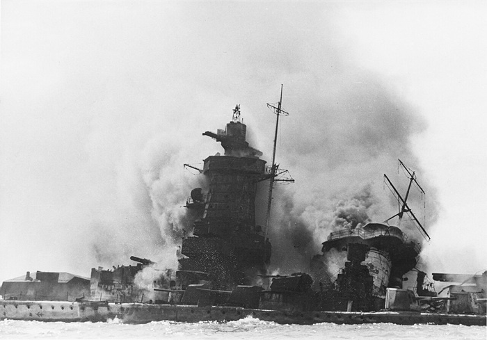 Пожар на затопленном крейсере, декабрь 1939 года. /Фото: uk.wikipedia.org