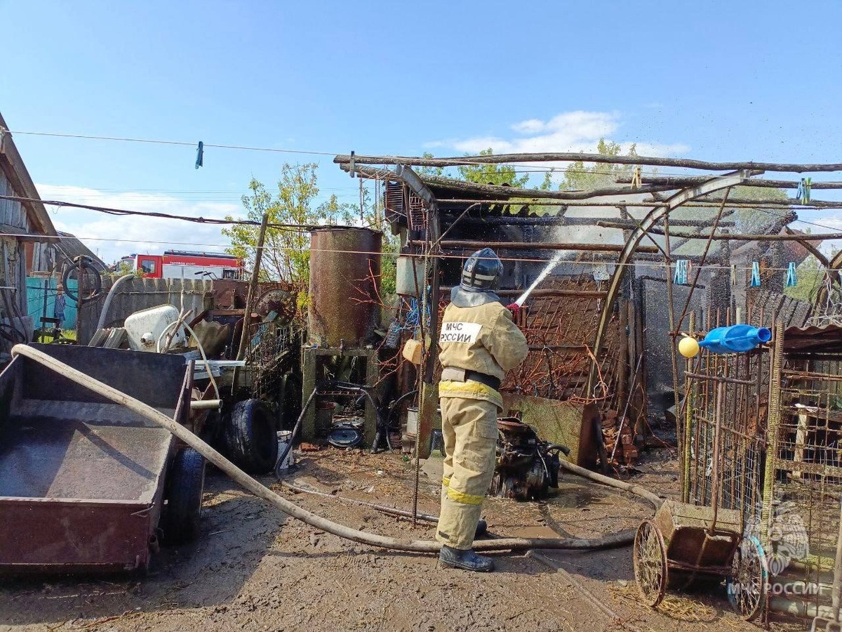    В Льговском районе Курской области загорелась хозпостройка